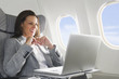 Photo: Deutschland, Bayern, München, Mitte Erwachsener Geschäftsfrau mit Laptop in der Business Class Flugzeugkabine Deutschland, Bayern, München, Mitte Erwachsener Geschäftsfrau mit Laptop in der Business Class Flugzeugkabine