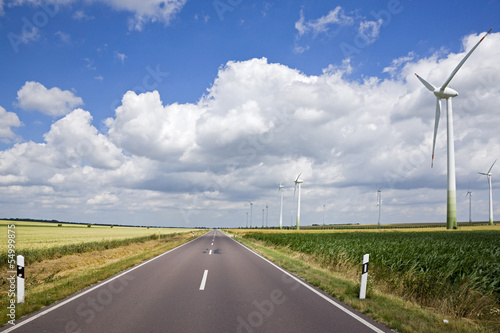 Photo: Deutschland, Sachsen-Anhalt, Windkraftanlagen in Feld Deutschland, Sachsen-Anhalt, Windkraftanlagen in Feld