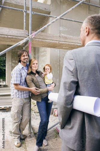 Photo: Architekt und junge Familie auf der Baustelle Architekt und junge Familie auf der Baustelle