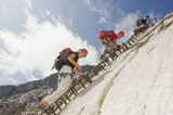 Photo: Deutschland, Garmisch-Partenkirchen, Alpspitz, Mutter und Söhne , Klettern Felswand auf Leiter Deutschland, Garmisch-Partenkirchen, Alpspitz, Mutter und Söhne , Klettern Felswand auf Leiter