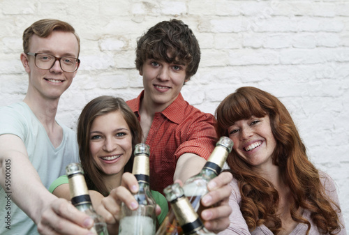 Photo: Deutschland, Berlin, Junge Männer und Frauen mit Bierflaschen Deutschland, Berlin, Junge Männer und Frauen mit Bierflaschen