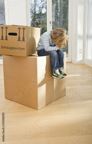 Photo: Deutschland, Bayern, Gröbenzell, Junge sitzt auf Karton Deutschland, Bayern, Gröbenzell, Junge sitzt auf Karton