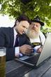 Photo: Deutschland, Bayern, Oberbayern, Alter Bayer und junger Geschäftsmann mit Laptop in Biergarten Deutschland, Bayern, Oberbayern, Alter Bayer und junger Geschäftsmann mit Laptop in Biergarten