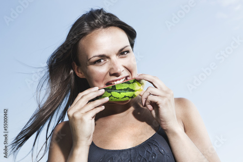 Photo: Deutschland, Köln, Junge Frau isst Wassermelone Deutschland, Köln, Junge Frau isst Wassermelone