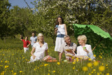 Photo: Deutschland, Baden Württemberg, Tübingen, Drei Generation Familie beim Picknick auf der Wiese Deutschland, Baden Württemberg, Tübingen, Drei Generation Familie beim Picknick auf der Wiese