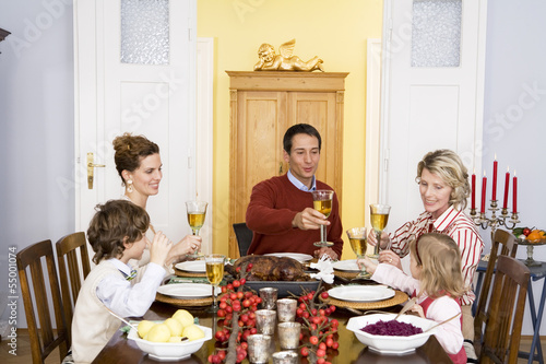Photo: Familie beim Weihnachtsessen Familie beim Weihnachtsessen