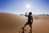 Photo : Afrika, Namibia, Namib-Wüste, Namib Naukluft Nationalpark, Erwachsene trinken Wasser aus Wasserflasche Afrika, Namibia, Namib-Wüste, Namib Naukluft Nationalpark, Erwachsene trinken Wasser aus Wasserflasche
