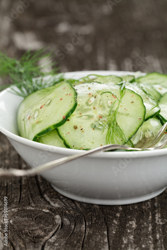 Photo: Gurkensalat auf Holzbrett Gurkensalat auf Holzbrett