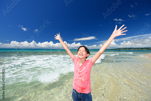 Photo: 海辺で寛ぐ笑顔の女の子 海辺で寛ぐ笑顔の女の子
