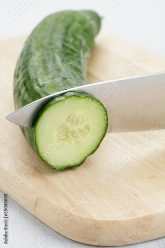 Photo: Salatgurke wird in Scheiben geschnitten Salatgurke wird in Scheiben geschnitten