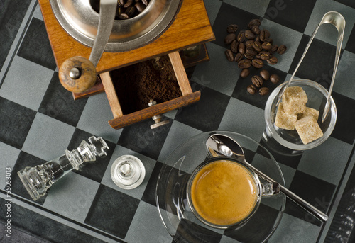 Photo: Tasse Espresso mit Kaffeemühle, Bohnen und Accessoires Tasse Espresso mit Kaffeemühle, Bohnen und Accessoires