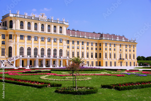 Photo: Schonbrunn Palace and gardens, Vienna, Austria Schonbrunn Palace and gardens, Vienna, Austria