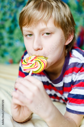 Photo: boy eating lollipop boy eating lollipop