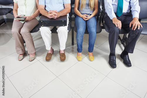 Photo: Füße von Leuten im Wartezimmer Füße von Leuten im Wartezimmer