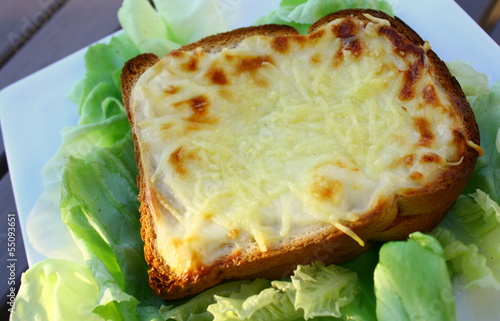 Photo: croque monsieur, à la béchamel et salade croque monsieur, à la béchamel et salade