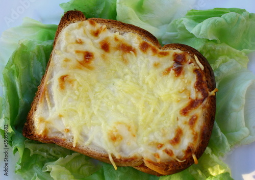 Photo: croque monsieur, à la béchamel et salade croque monsieur, à la béchamel et salade