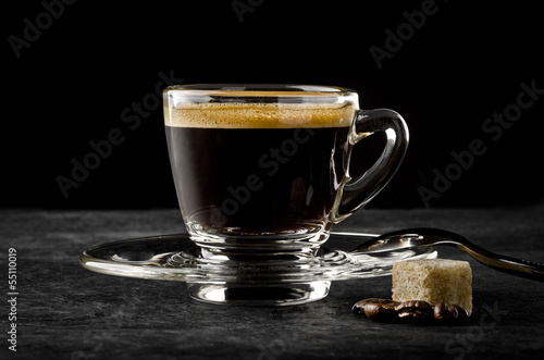Photo: Espresso in Glastasse mit Löffel, Zucker und Kaffeebohnen Espresso in Glastasse mit Löffel, Zucker und Kaffeebohnen