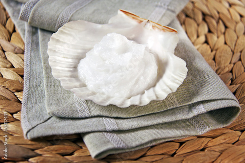 Photo: kokosöl in muschelschale kokosöl in muschelschale