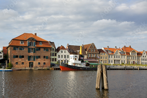 Photo: Glückstadt, Hafen mit Salzspeicher und altem Schlepper Glückstadt, Hafen mit Salzspeicher und altem Schlepper