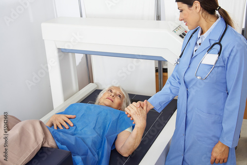Photo: Seniorin hält Hand einer Ärztin in Radiologie Seniorin hält Hand einer Ärztin in Radiologie