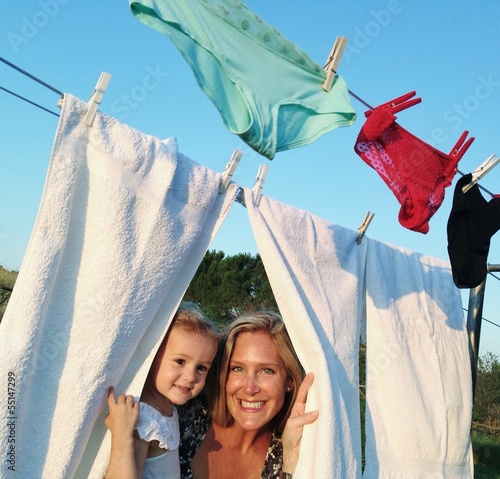 Colección Instant: young girl hanging linen young girl hanging linen