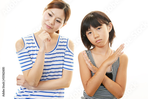 Photo: 禁煙の意思表示をする女の子 禁煙の意思表示をする女の子