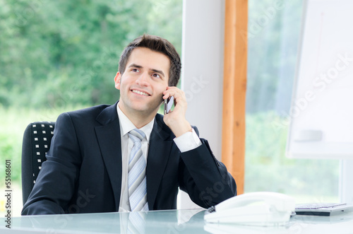 Photo: geschäftsmann telefoniert mit smartphone geschäftsmann telefoniert mit smartphone