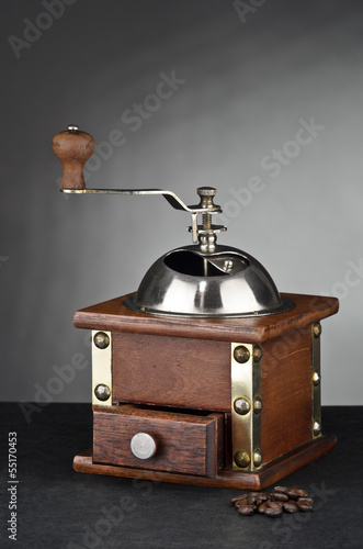 Photo: Alte Kaffeemühle mit Kaffeebohnen Alte Kaffeemühle mit Kaffeebohnen