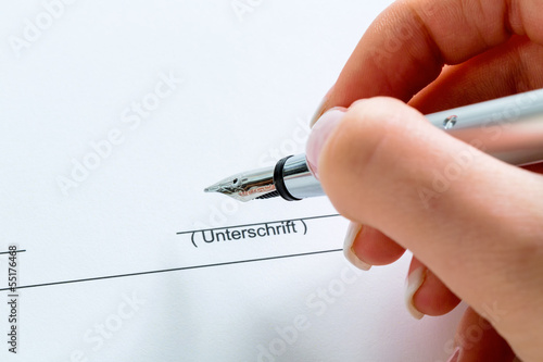 Photo: Hand mit Füllfeder bei Unterschrift Hand mit Füllfeder bei Unterschrift