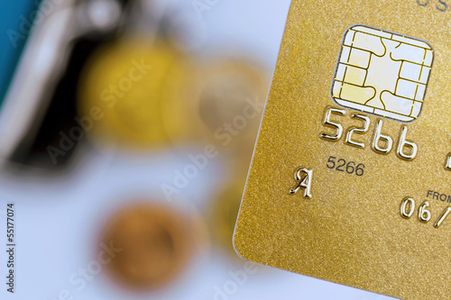 Photo: Kreditkarte und leere Geldbörse Kreditkarte und leere Geldbörse