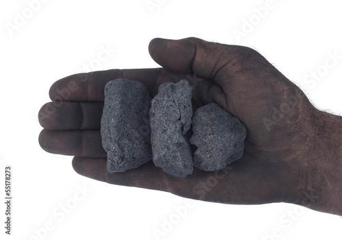 Photo: Hand eines Schwerarbeiters mit Koks freigestellt Hand eines Schwerarbeiters mit Koks freigestellt