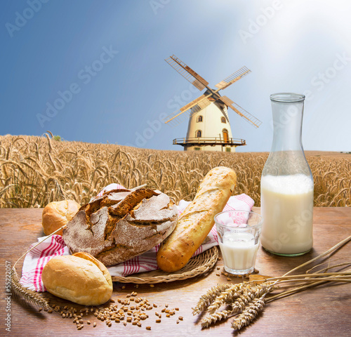 Photo: frische Backwaren vor einem Getreidefeld mit Windmühle frische Backwaren vor einem Getreidefeld mit Windmühle