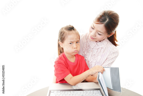 Photo: 怒った表情の女の子と母親 怒った表情の女の子と母親