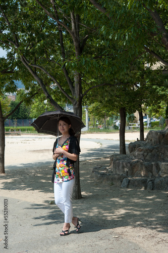 Photo: 日傘を指している女性 日傘を指している女性