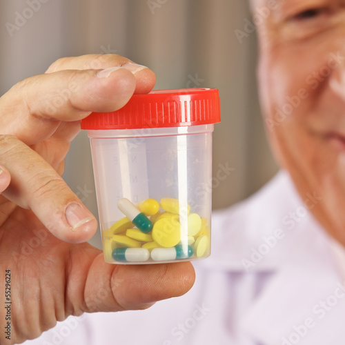 Photo: Arzt mit Tabletten im Behälter Arzt mit Tabletten im Behälter