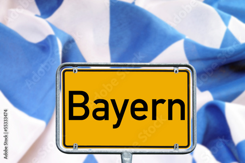 Illustration: Ortsschild Bayern mit bayerischer Flagge Ortsschild Bayern mit bayerischer Flagge