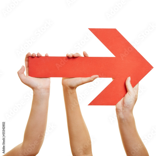 Photo: Hände halten Pfeil nach rechts Hände halten Pfeil nach rechts