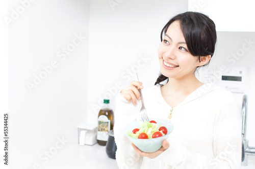 Photo: サラダを食べる女性 サラダを食べる女性