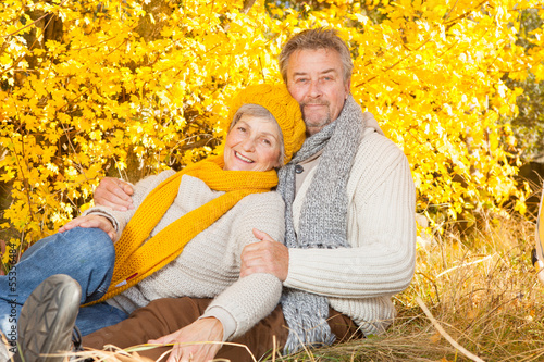 Photo: ältere menschen im herbst ältere menschen im herbst