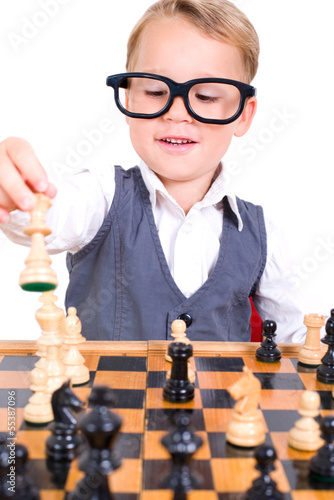 Photo: kleiner Junge beim Schach spielen kleiner Junge beim Schach spielen