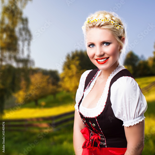 Photo: attraktive blonde Frau im Dirndl attraktive blonde Frau im Dirndl
