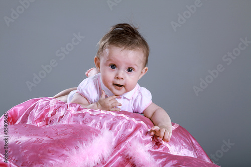 Photo: Süßes Kind Mädchen im Foto Studio Süßes Kind Mädchen im Foto Studio