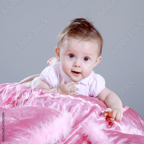 Photo: Süßes Kind Mädchen im Foto Studio Süßes Kind Mädchen im Foto Studio