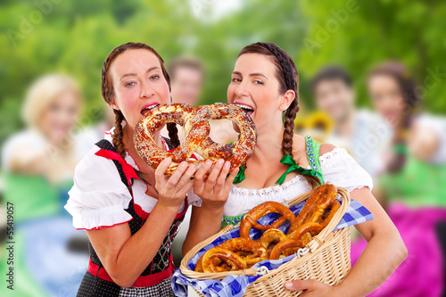 Photo: bayerische bedienung mit brezel bayerische bedienung mit brezel