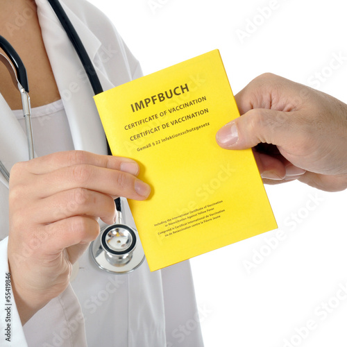 Photo: Patient übergibt Impfpass an Arzt Patient übergibt Impfpass an Arzt