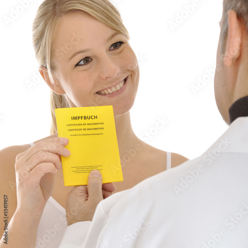 Photo: Patient übergibt Impfpass an Arzt Patient übergibt Impfpass an Arzt