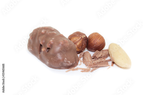 Photo: Praline schokolade mit Nuss und Madel isoliert Praline schokolade mit Nuss und Madel isoliert