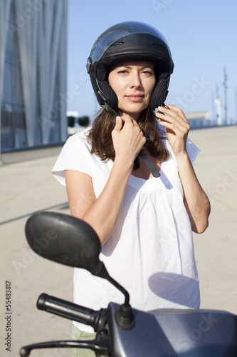 Photo: Attraktive Frau auf einem Moped Attraktive Frau auf einem Moped