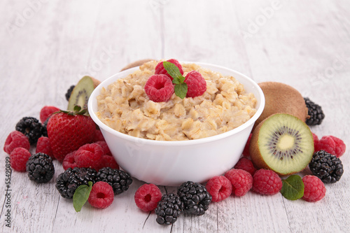 Photo: oatmeal and berries oatmeal and berries
