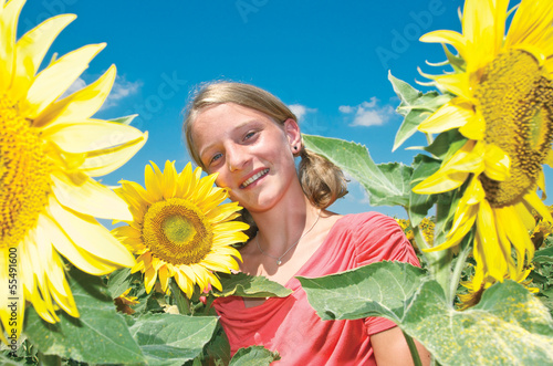 Photo: Mädchen im Sonnenblumenfeld Mädchen im Sonnenblumenfeld